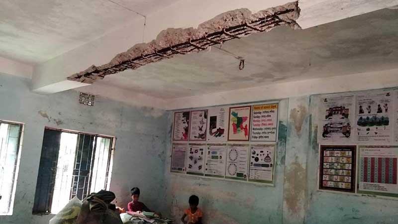 পরিত্যক্ত ভবনে ঝুঁকি নিয়ে চলছে পাঠদান