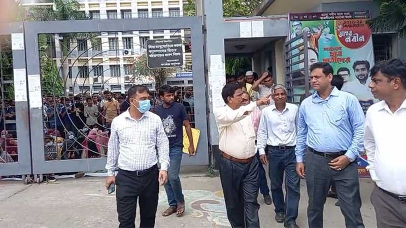 খুলনা বিভাগীয় পরিচালক ২২ ঘণ্টা পর মুক্ত