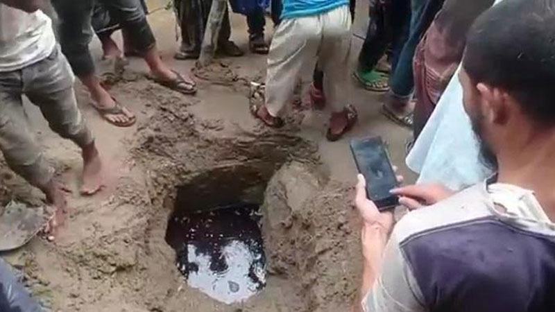 নেত্রকোনায় মাটি খুঁড়তেই পাওয়া গেল তেল