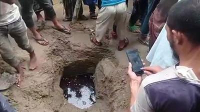 নেত্রকোনায় মাটি খুঁড়তেই পাওয়া গেল তেল