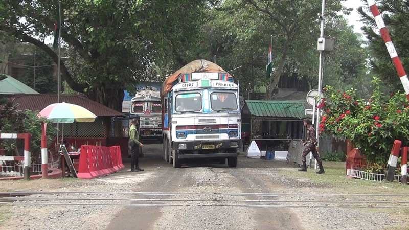 হিলিতে ভারতীয় গম আমদানি শুরু বন্ধ আখাউড়ায়