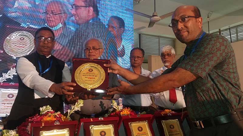 মিরসরাইয়ে গুণীজন সংবর্ধনা ও সেলাই মেশিন বিতরণ