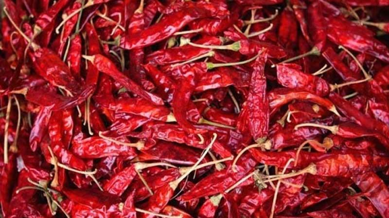হিলিতে শুকনা মরিচের দাম কমেছে ৪০ টাকা