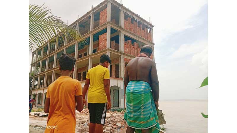মানিকগঞ্জে পদ্মায় বিলীন চারতলা বিদ্যালয় ভবন