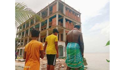 মানিকগঞ্জে পদ্মায় বিলীন চারতলা বিদ্যালয় ভবন