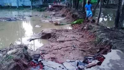 ফেনীতে দৃশ্যমান হয়ে উঠছে বন্যার ক্ষয়ক্ষতি