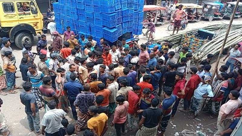 কানসাটে আমচাষী ও ব্যবসায়ীদের মহাসড়ক অবরোধ