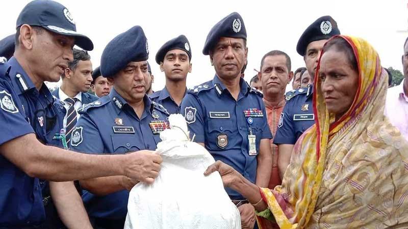 সুনামগঞ্জে আইজিপির ত্রাণ বিতরণ