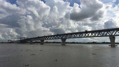 ছয় মিনিটে পদ্মা পাড়ি
