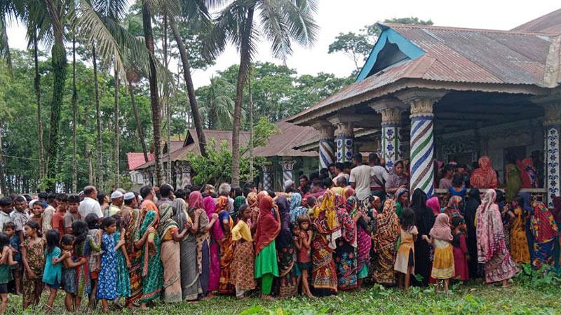 সুনামগঞ্জে বন্যার্তদের মাঝে লংকা বাংলা ফাউন্ডেশনের ত্রাণ বিতরণ