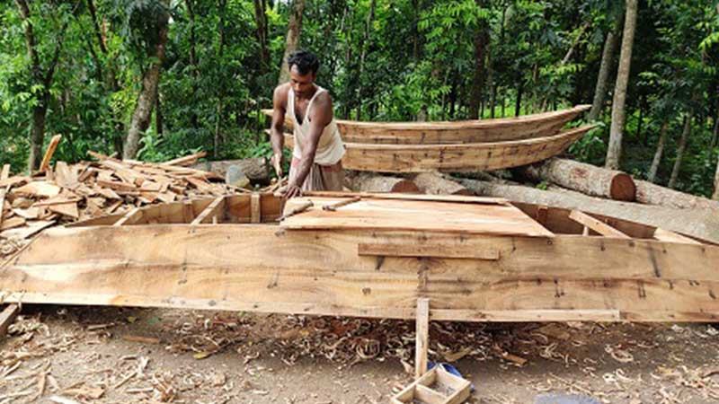 বন্যার আশঙ্কায় চলনবিলে নৌকা বেচাকেনার ধুম