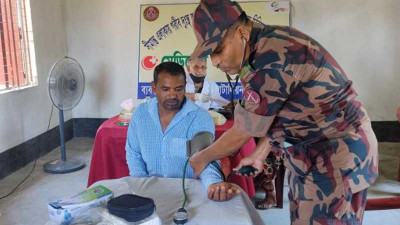 বিরামপুরে দুস্থদের বিনামূল্যে চিকিৎসাসেবা দিয়েছে বিজিবি