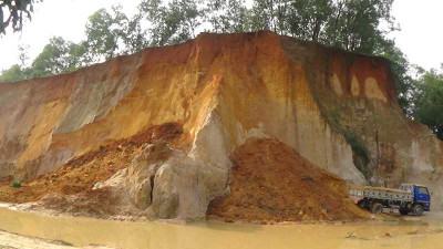 মৌলভীবাজারে অবাধে টিলা কেটে চলছে মাটি বিক্রি