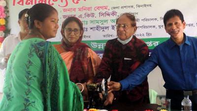 ঝিনাইদহে দরিদ্র নারীরা পেলেন বিনামূল্যে সেলাই মেশিন