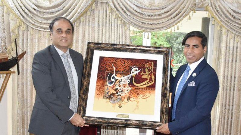 পররাষ্ট্র মন্ত্রণালয়কে ইসলামিক ক্যালিগ্রাফি শিল্পকর্ম উপহার