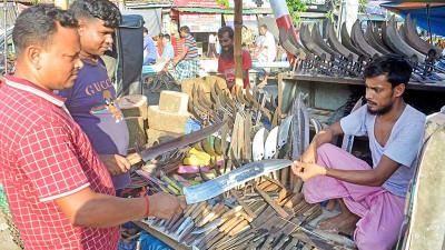 বগুড়ায় দা ও ছুরির বেচাকেনা জমজমাট