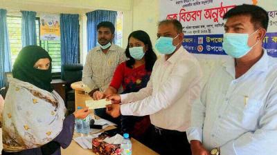 পলাশে রোগীদের মধ্যে অনুদানের চেক হস্তান্তর
