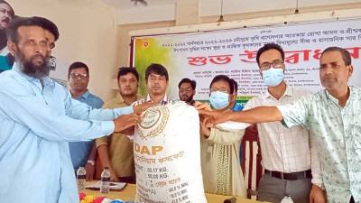 শিবগঞ্জে ৭০০ কৃষক পেলেন সার ও বীজ