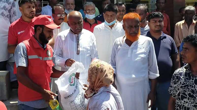 নেত্রকোনায় বন্যার্তদের মাঝে খাদ্যসামগ্রী বিতরণ