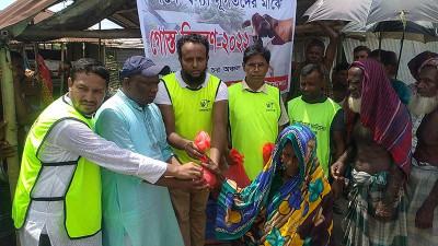 কুড়িগ্রামে বন্যার্তদের মধ্যে খাদ্যসামগ্রী বিতরণ