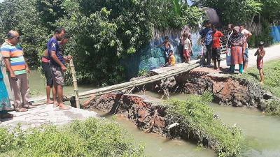 বাগেরহাটে জোয়ারের পানির চাপে পাকা সড়ক বিলীন