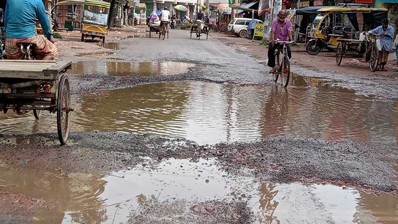 খানাখন্দে ভরা সাতক্ষীরা শহরের অধিকাংশ সড়ক