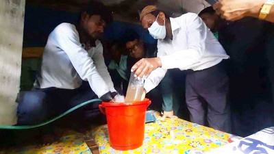 মোংলায় চিংড়ি ঘের থেকে গ্যাস নমুনা সংগ্রহ করল বাপেক্স