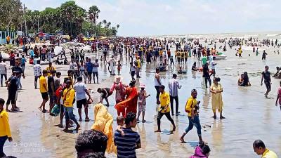 কুয়াকাটা সৈকতে পর্যটক সমাগমে রেকর্ড