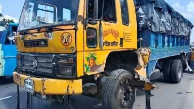 ট্রাকচাপায় অন্তঃসত্ত্বার মৃত্যু, কন্যাশিশুর জন্ম