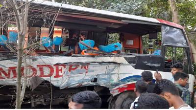 ব্রাহ্মণবাড়িয়ায় চারটি যানবাহনের সংঘর্ষে নিহত ৩