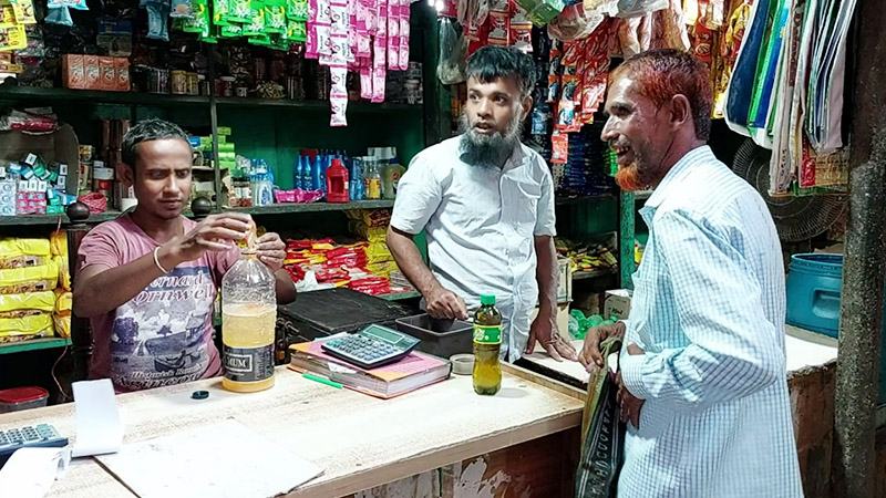 হিলিতে আগের দামেই বিক্রি হচ্ছে সয়াবিন তেল
