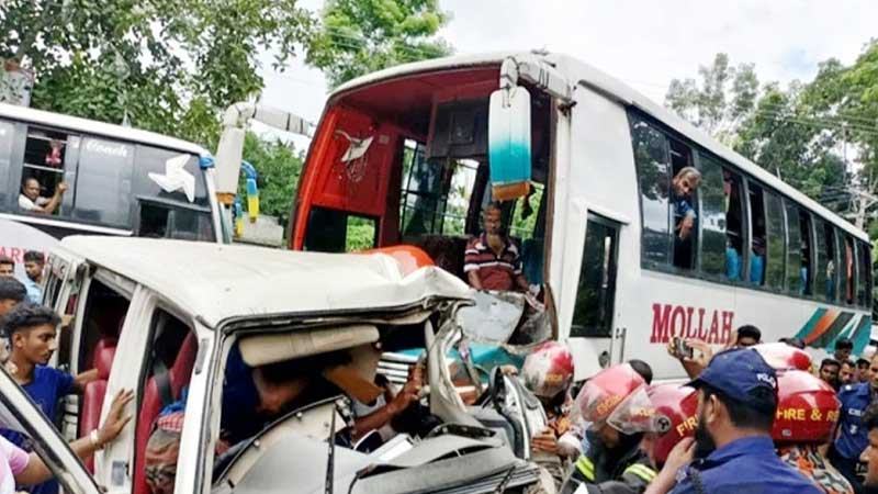 বরিশালে বাস-মাইক্রোবাস সংঘর্ষে প্রাণ গেল পাঁচজনের