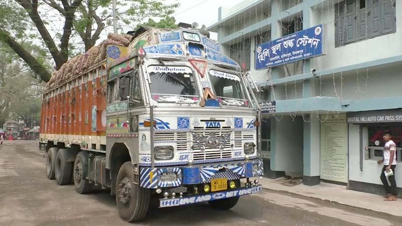 হিলিতে আমদানি বাড়ায় কমেছে পেঁয়াজের দাম