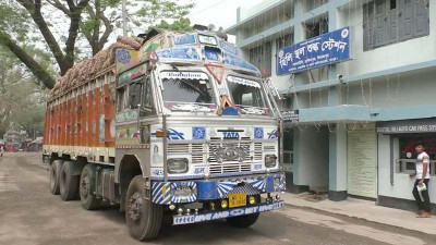 হিলিতে আমদানি বাড়ায় কমেছে পেঁয়াজের দাম