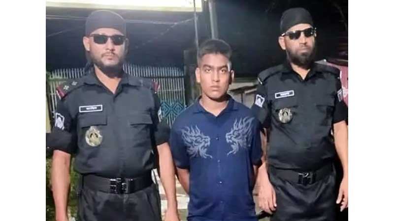 ঝিনাইদহে প্রতিবেশীকে ফাঁসাতে গিয়ে অস্ত্র ও গুলিসহ যুবক আটক