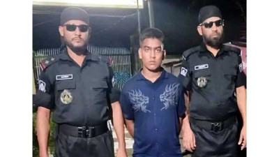 ঝিনাইদহে প্রতিবেশীকে ফাঁসাতে গিয়ে অস্ত্র ও গুলিসহ যুবক আটক