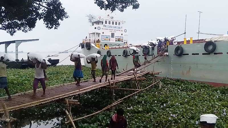 নানা সমস্যায় জর্জরিত বাঘাবাড়ী নদীবন্দর গুরুত্ব হারাচ্ছে