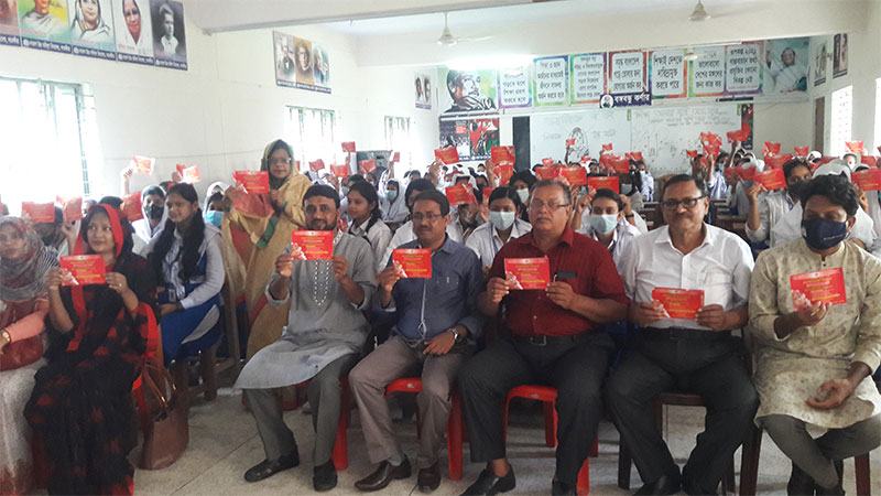 সাতক্ষীরায় বাল্যবিয়েকে লাল কার্ড দেখাল স্কুলছাত্রীরা