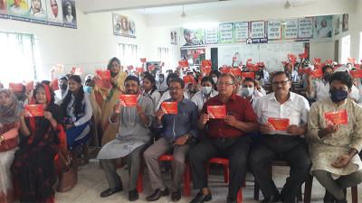 সাতক্ষীরায় বাল্যবিয়েকে লাল কার্ড দেখাল স্কুলছাত্রীরা