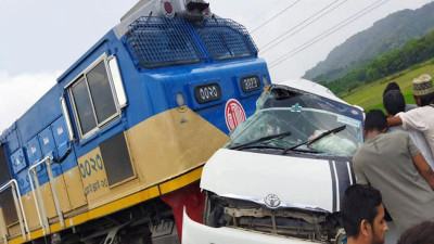মীরসরাইয়ে ট্রেনের ধাক্কায় মাইক্রোবাসের ১১ যাত্রী নিহত
