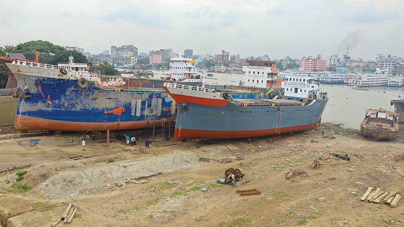 বুড়িগঙ্গা নদীগর্ভে সচল অবৈধ ৩১টি ডকইয়ার্ড