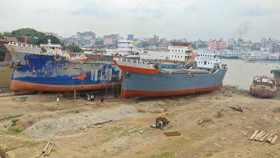 বুড়িগঙ্গা নদীগর্ভে সচল অবৈধ ৩১টি ডকইয়ার্ড