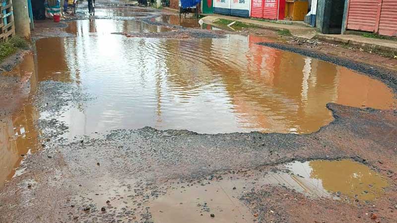 বরিশাল নগরীর অধিকাংশ সড়কই চলাচলের অনুপযোগী