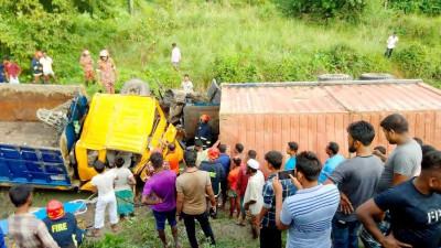 ব্রাহ্মণবাড়িয়ায় ট্রাক-কাভার্ডভ্যানের মুখোমুখি সংঘর্ষে নিহত ২