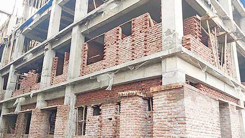 ভবন নির্মাণে নিম্নমানের সামগ্রী ব্যবহারের অভিযোগ