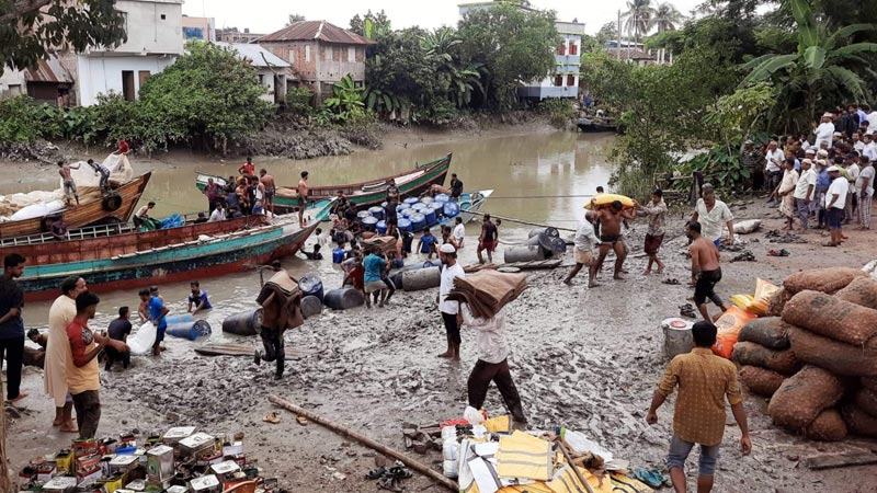 বাগেরহাটে কোটি টাকার পণ্য নিয়ে ট্রলার ডুবি