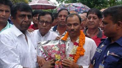 নড়াইলে লাঞ্ছিত অধ্যক্ষকে ফুলের মালা দিয়ে বরণ