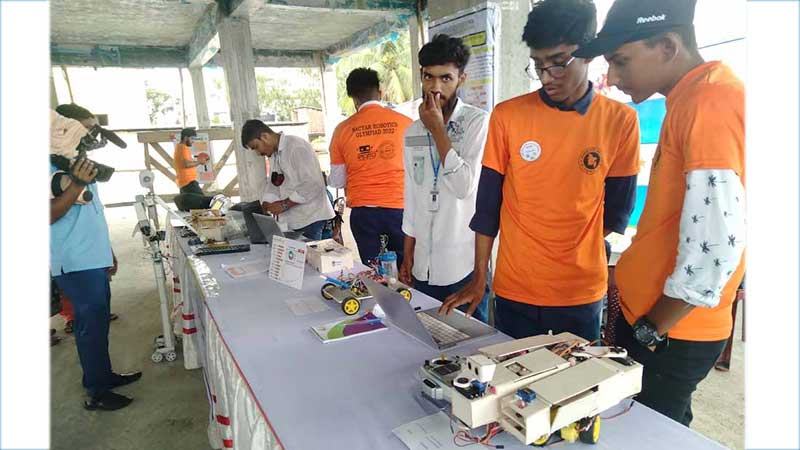 বগুড়ায় রোবোটিকস অলিম্পিয়াডে তরুণদের নানা উদ্ভাবনী