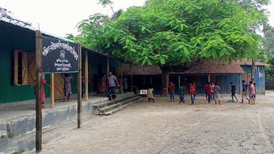 পাঠদানে ভরসা একজন শিক্ষক কমছে শিক্ষার্থী