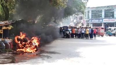 রাজশাহীতে নিজের মোটরসাইকেলে আগুন দিলেন চালক